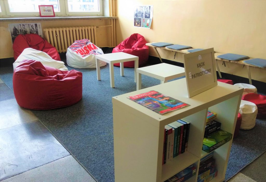 Strefa relaksu na szkolnym korytarzu